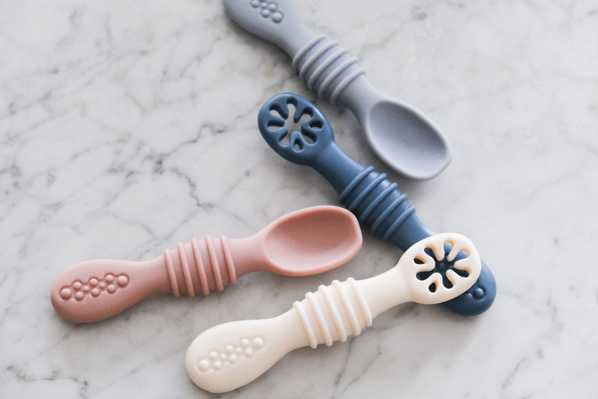 Les cuillères d'apprentissage en silicone