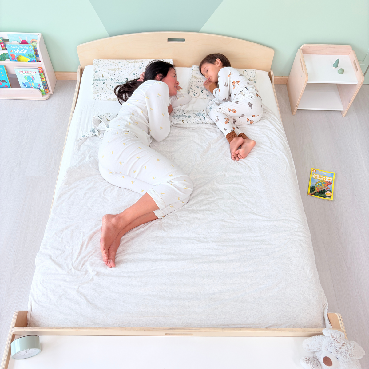 CHERRY FULL - Montessori Floor Bed with Shelves