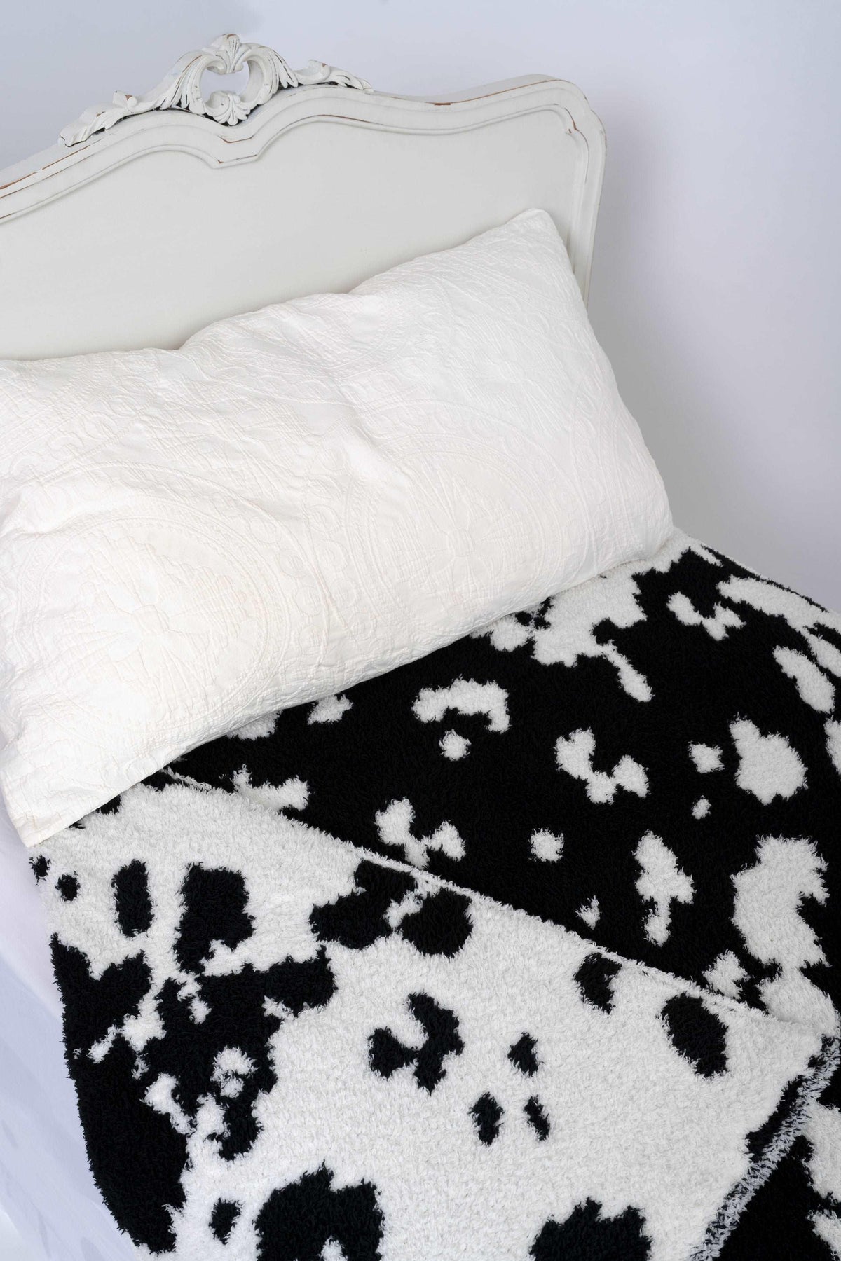 Black & White Cow Print Twin Bed Throw Blanket