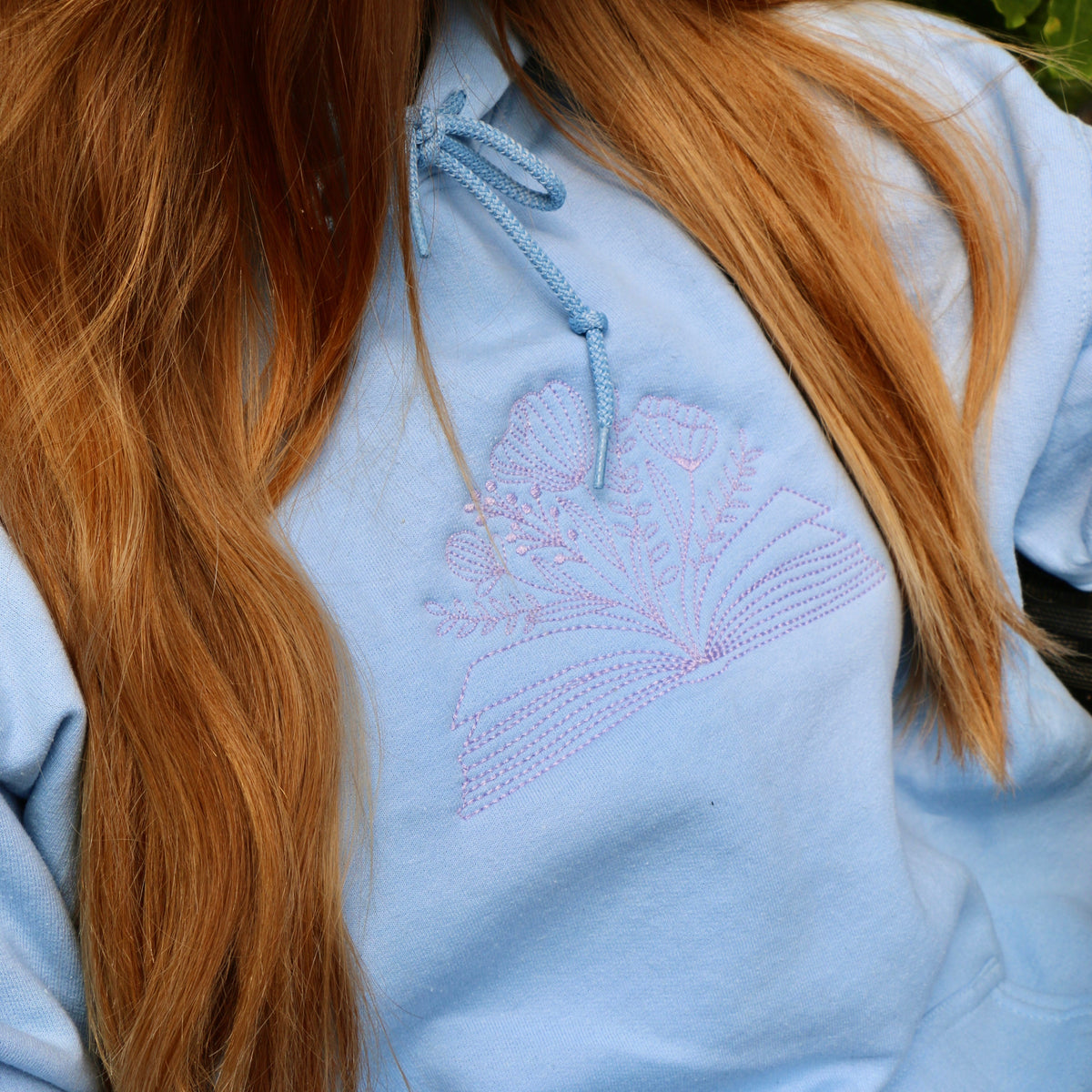 Hoodie "Blooming Book" brodé
