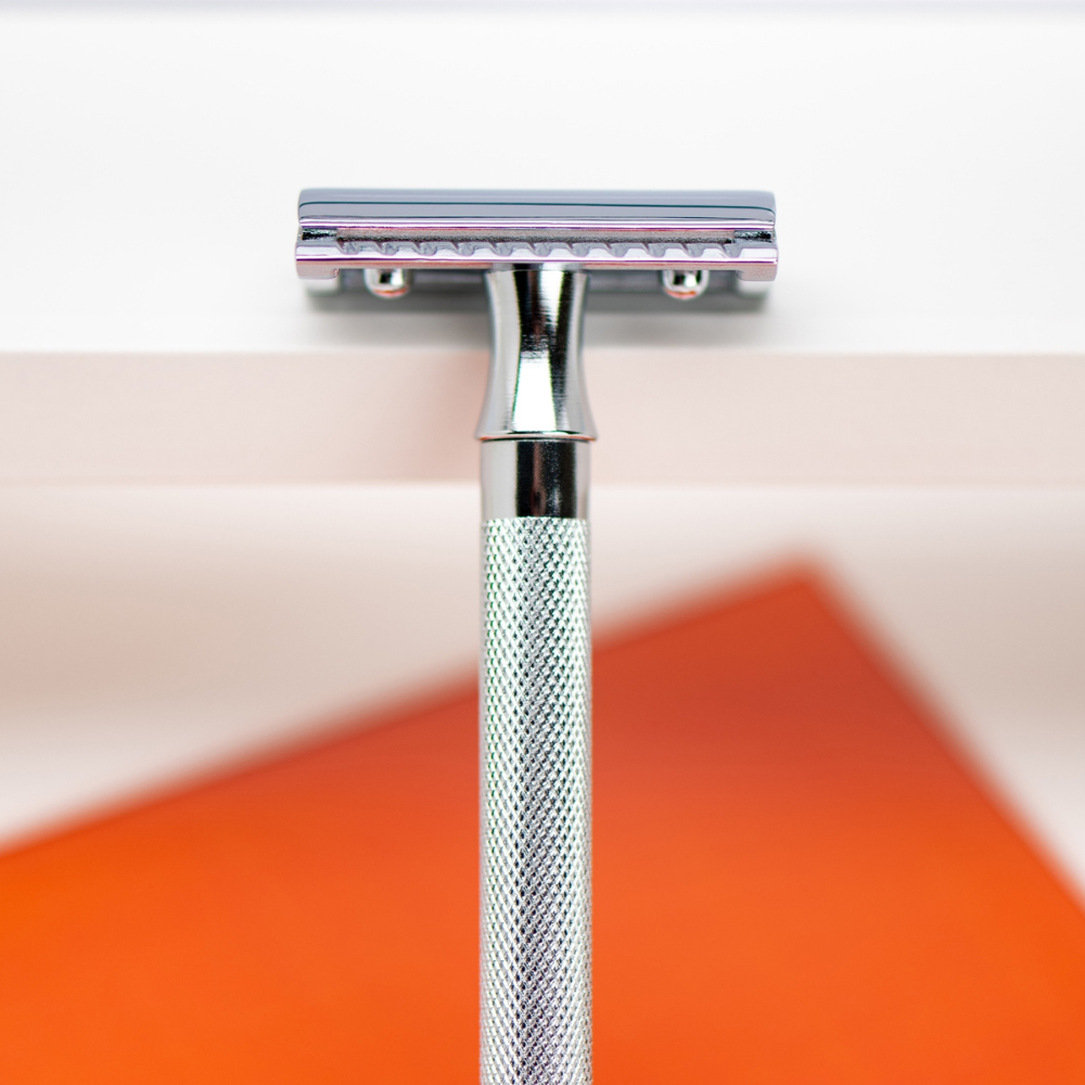 Merkur 3-Piece Ladies DE Safety Razor, Closed Comb, Knurled Extra Long Handle, Chrome, Pink Box