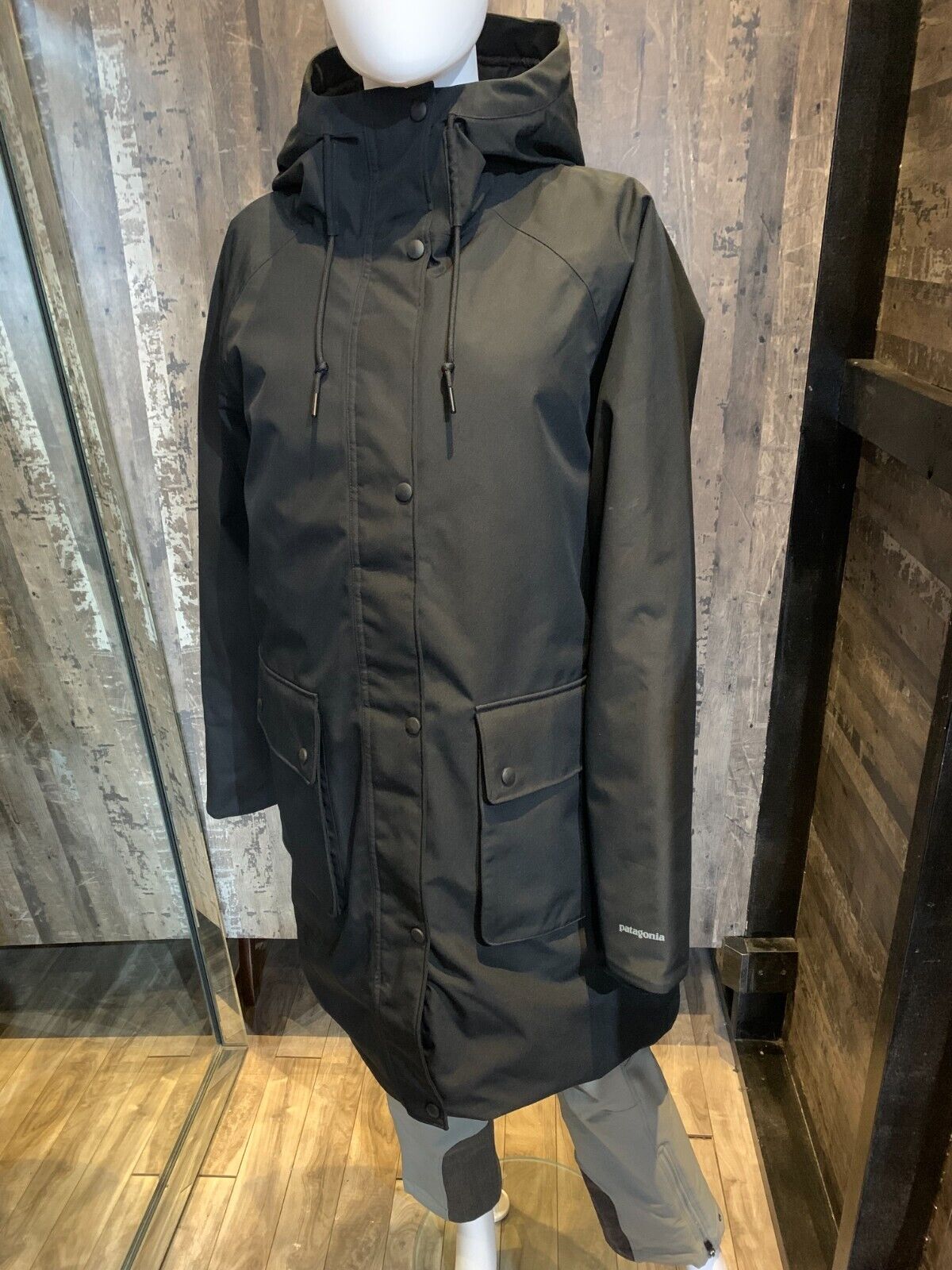 Patagonia Women's Great Falls Insulated Parkas, Size XL