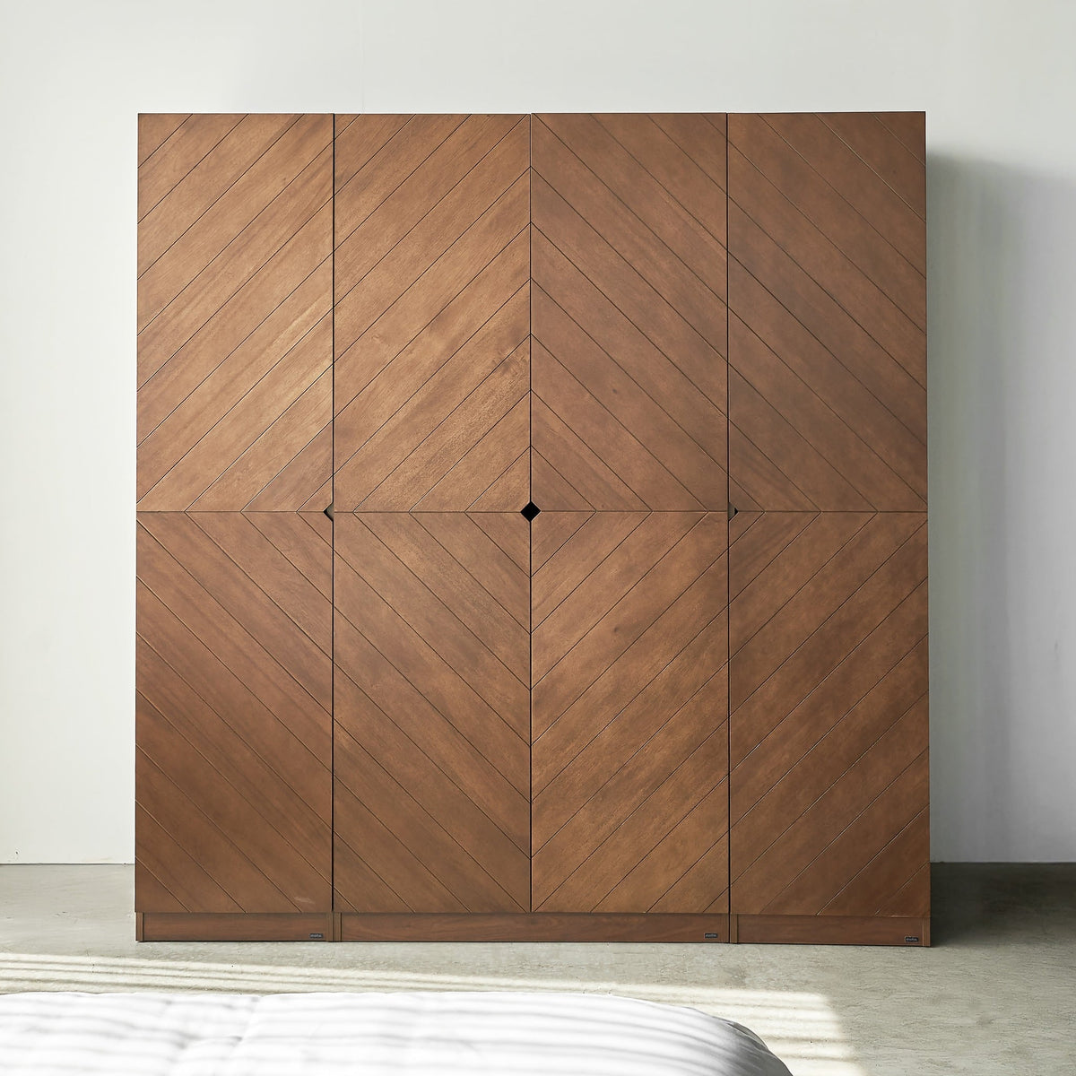 Hobro 5-Piece Bedroom Furniture Set