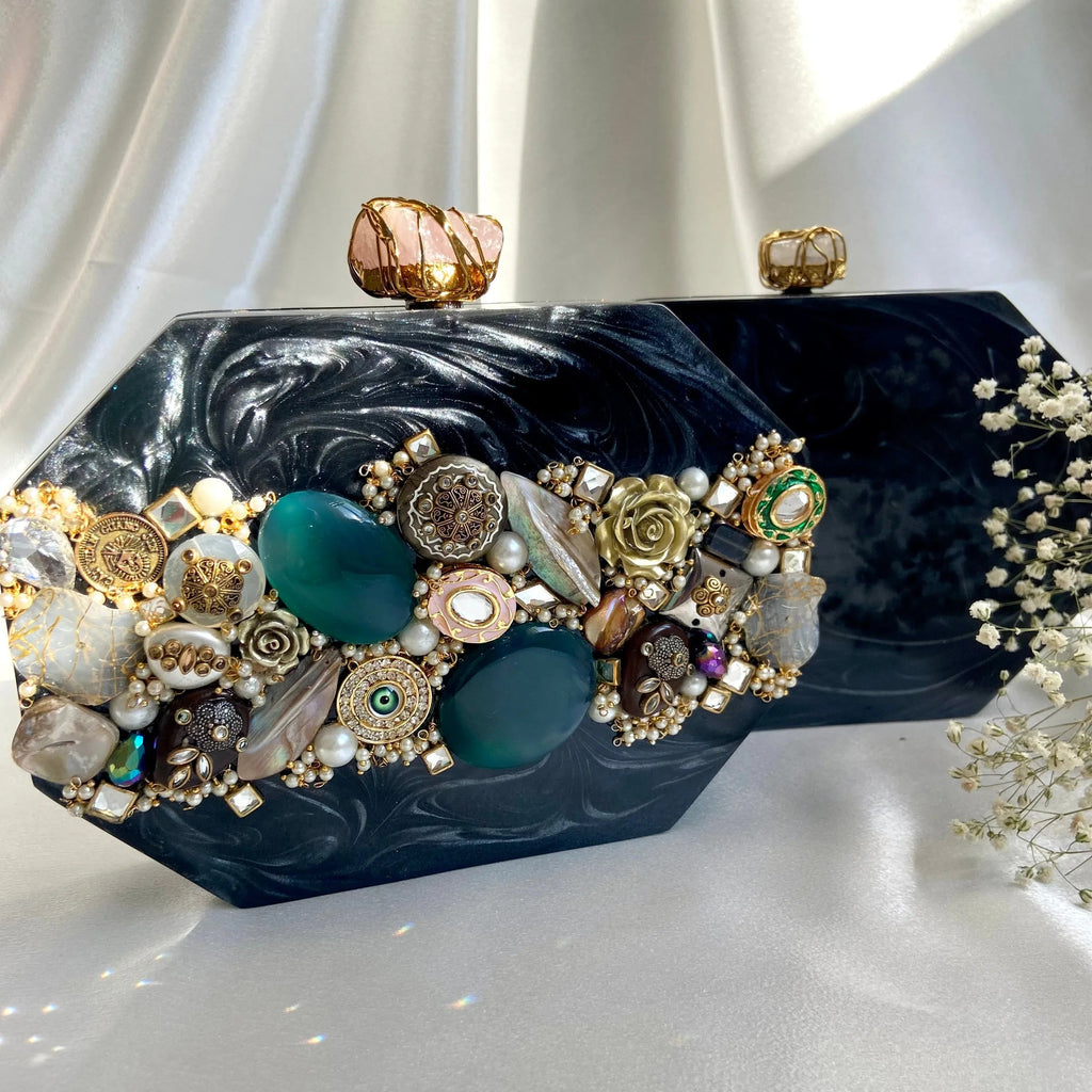 TREASURE Clutch Black