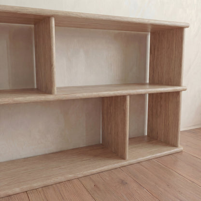 Horizontal bookshelf in white oak