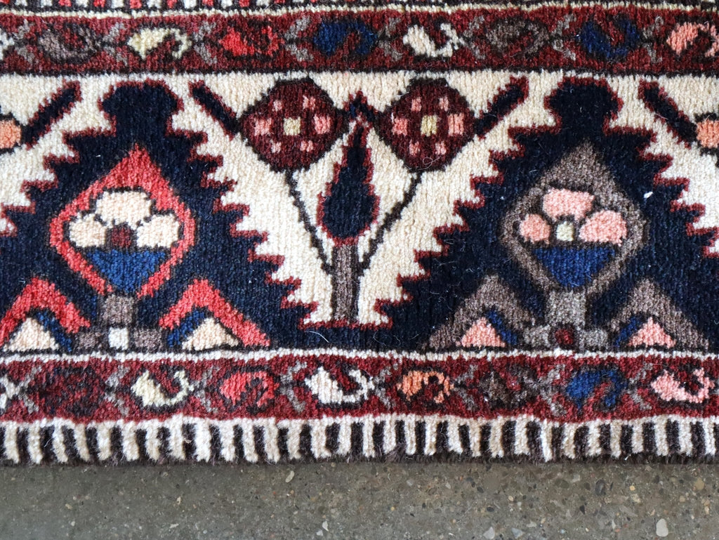 Persian Bakhtiari Rug | 5' 1" x 9' 6"