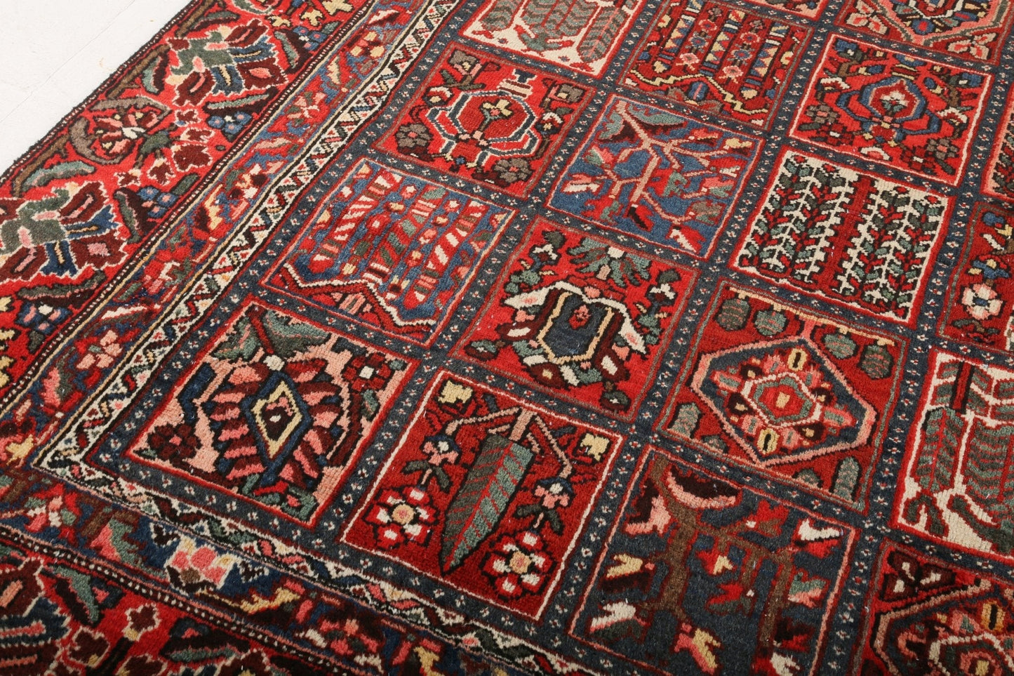 Persian Bakhtiari Rug | 8' 6" x 12' 6"