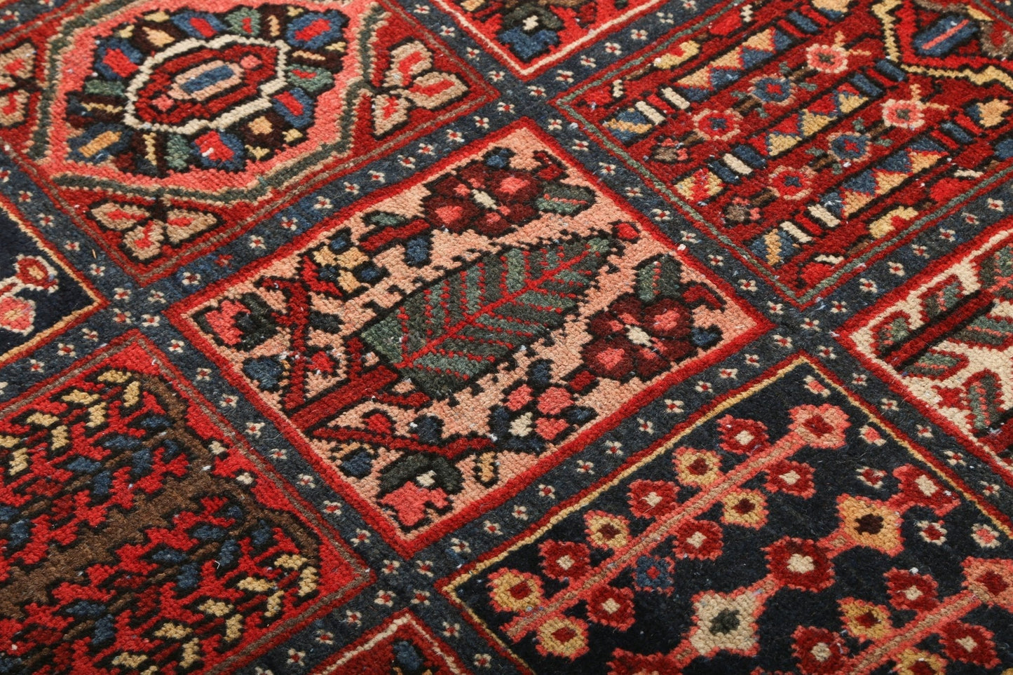 Persian Bakhtiari Rug | 8' 6" x 12' 6"