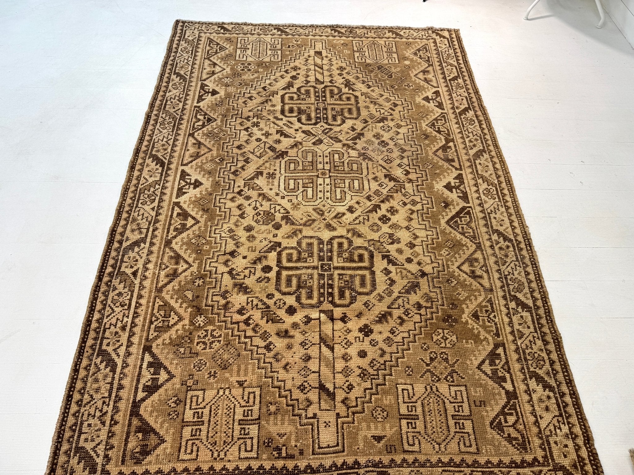 Persian Shiraz Rug | 5' 5” x 7' 11"